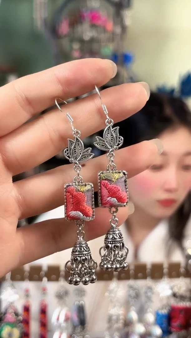 彩云南阁非遗老绣苗银饰品