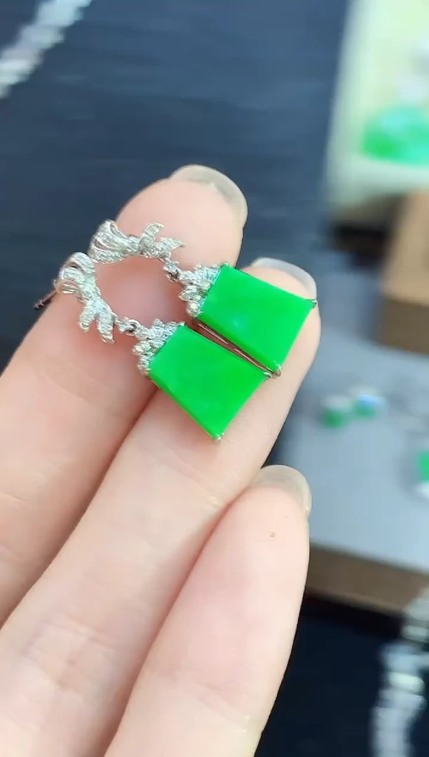 18K金镶嵌翡翠耳饰多样性发其一