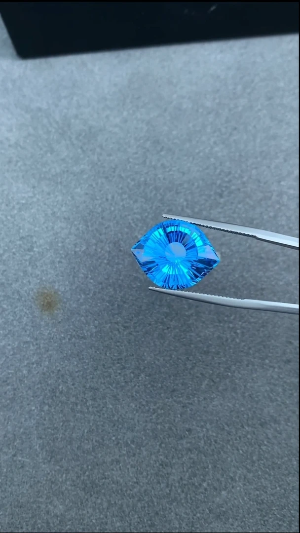 未镶嵌裸石托帕石25.09克拉