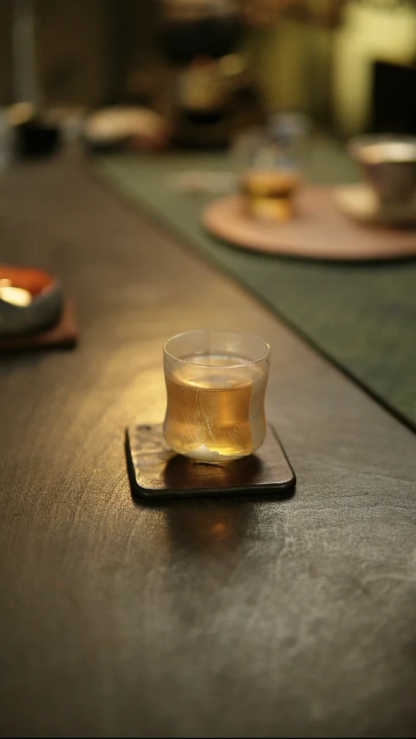 阿眠      沁叠影折腰杯