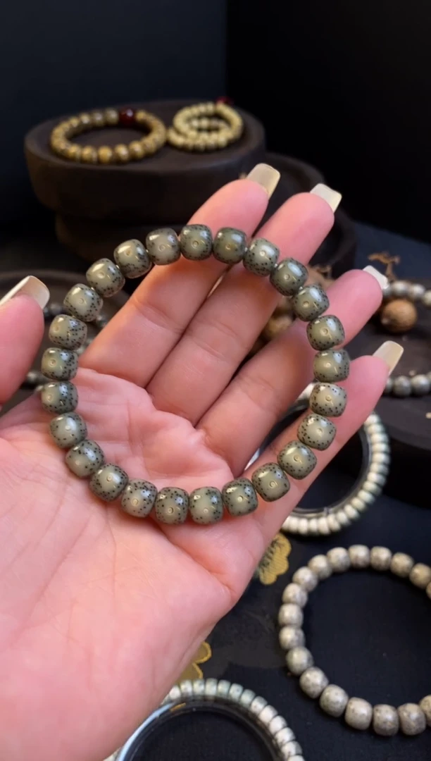 星月菩提手串9×8绿糯黄金瞳