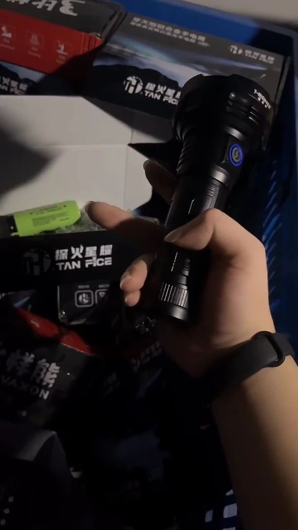 【老王家同款】698超亮九颗灯珠手电-送两组电池