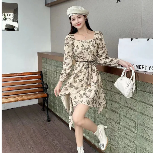 蝴蝶印花不规则连衣裙女2025春秋季新款时尚方领系腰带修身显瘦