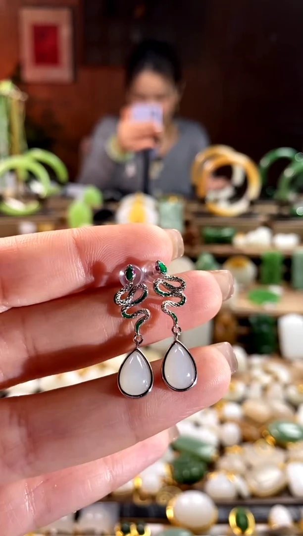 【闪购商品】和田玉耳饰银S925镶嵌。