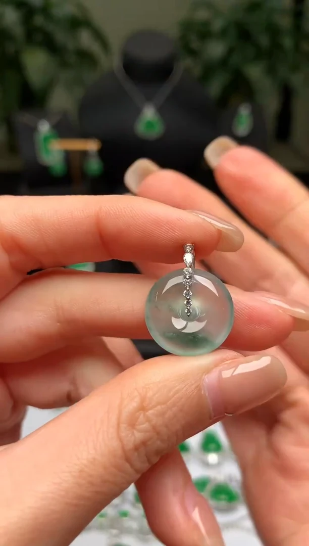 颈饰18K金镶嵌翡翠平安扣