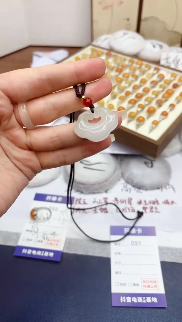 石英质玉手镯未镶嵌51祥云锁