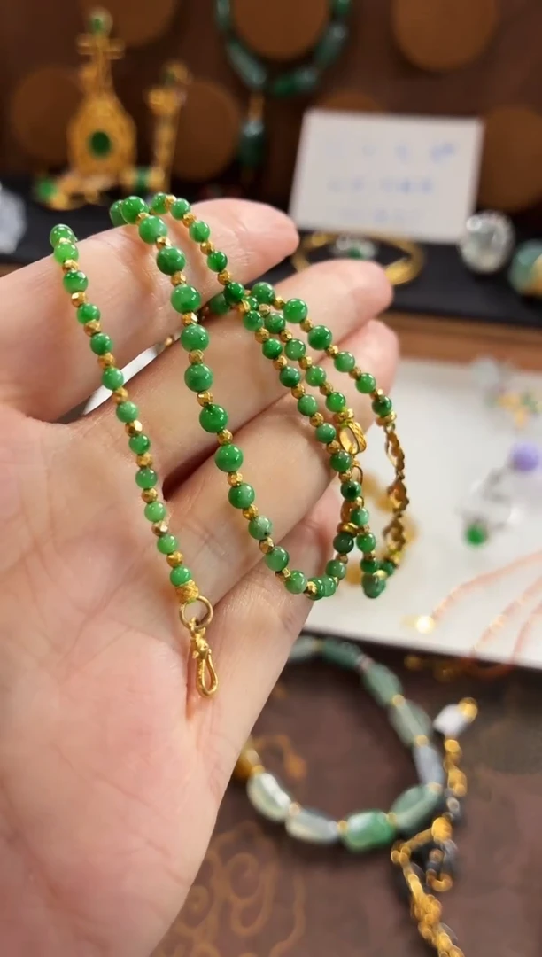 颈饰18K金镶嵌翡翠珠串
