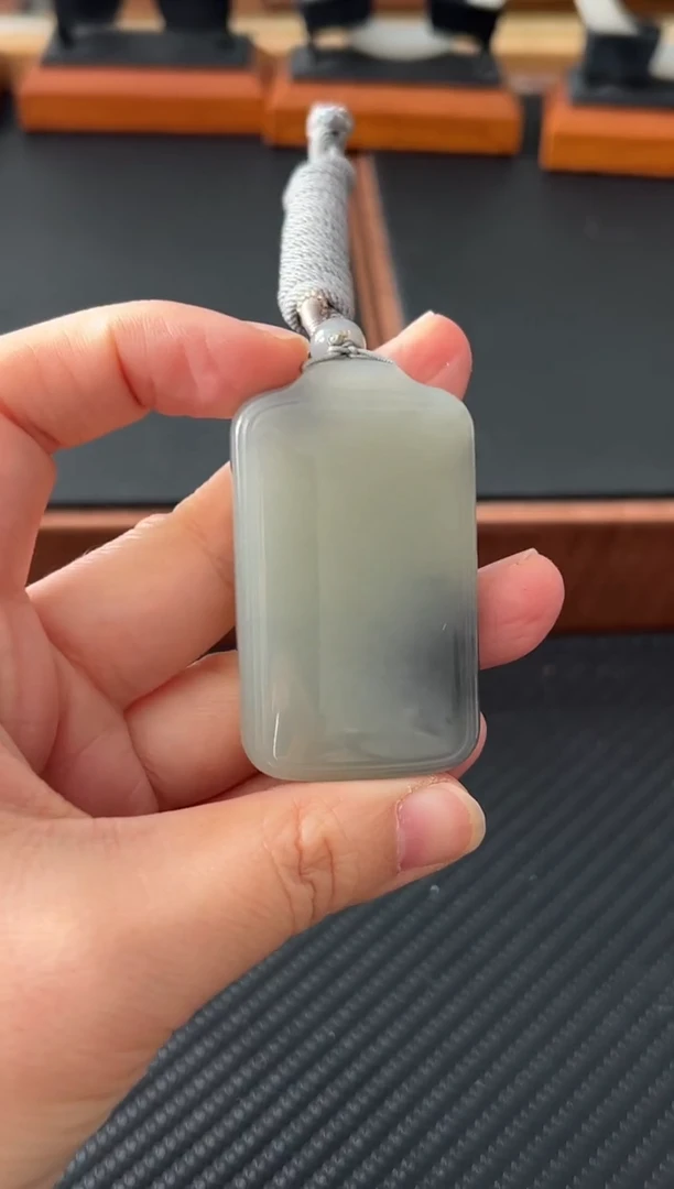 吊坠(赠链)未镶嵌和田玉且末微色差近矿吊坠