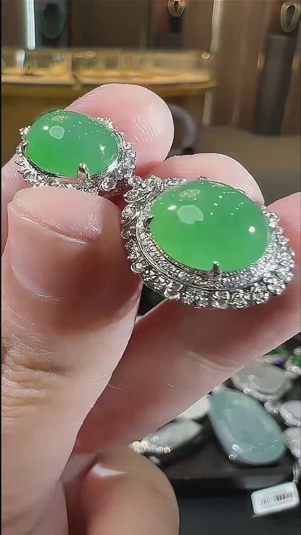 颈饰18K金镶嵌翡翠天然A货翡翠