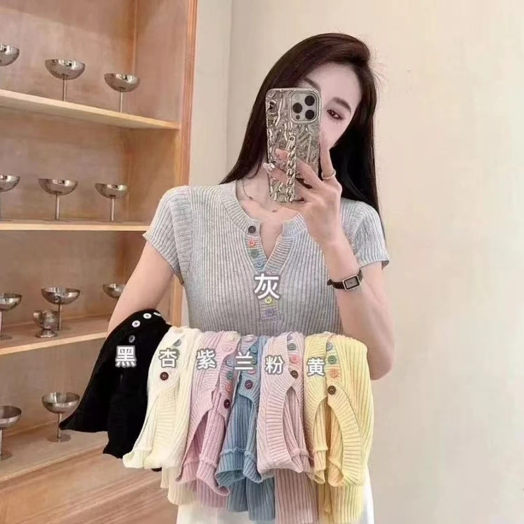 2025夏季百搭爆款减龄时尚别致显瘦彩色纽扣V领小香风冰丝针织衫
