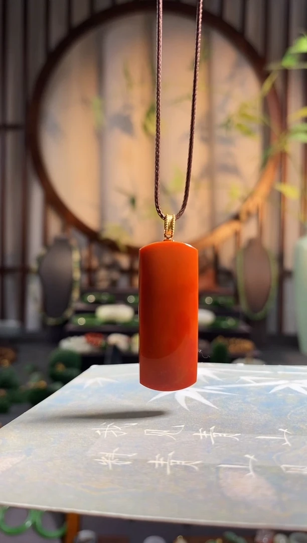 颈饰18K金镶嵌南红玛瑙，原矿南红平安牌