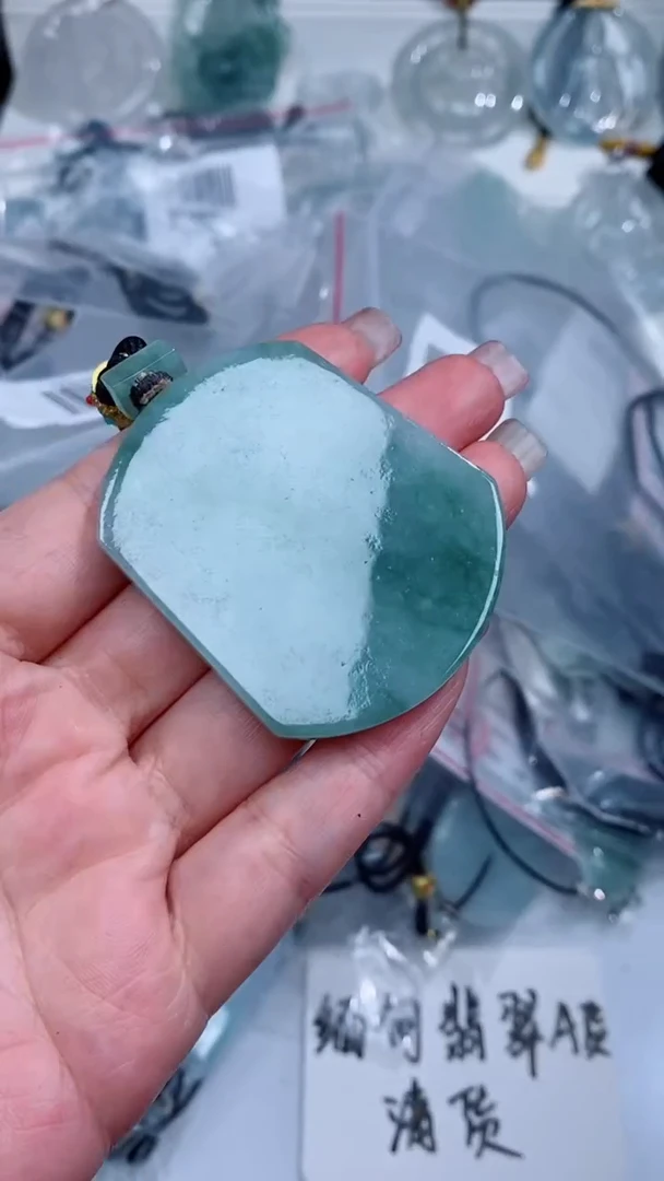 翡翠未镶嵌颈饰吊坠