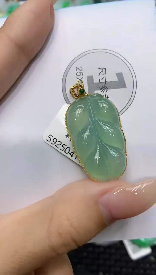 颈饰18K金镶嵌翡翠111111111111