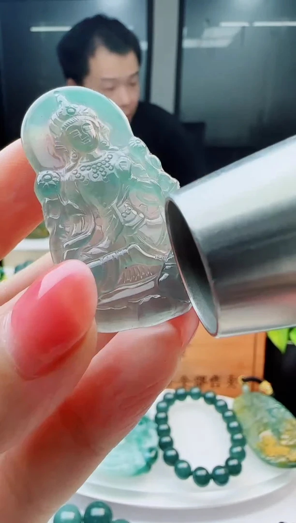 翡翠未镶嵌颈饰多样性发货其中一件