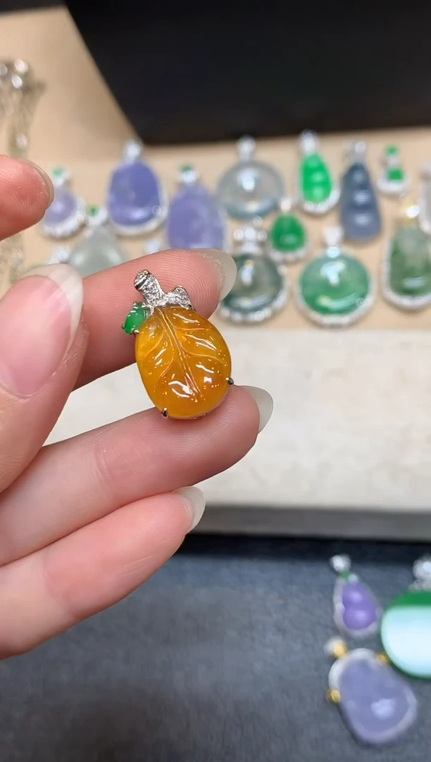 颈饰18K金镶嵌翡翠芭蕉叶【无服务费