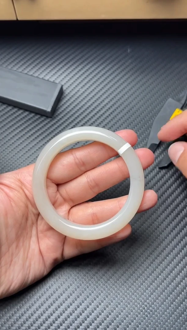 未镶嵌手镯和田玉和田黑山微色差55Mm