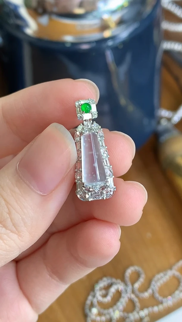 颈饰18K金镶嵌翡翠无事柱