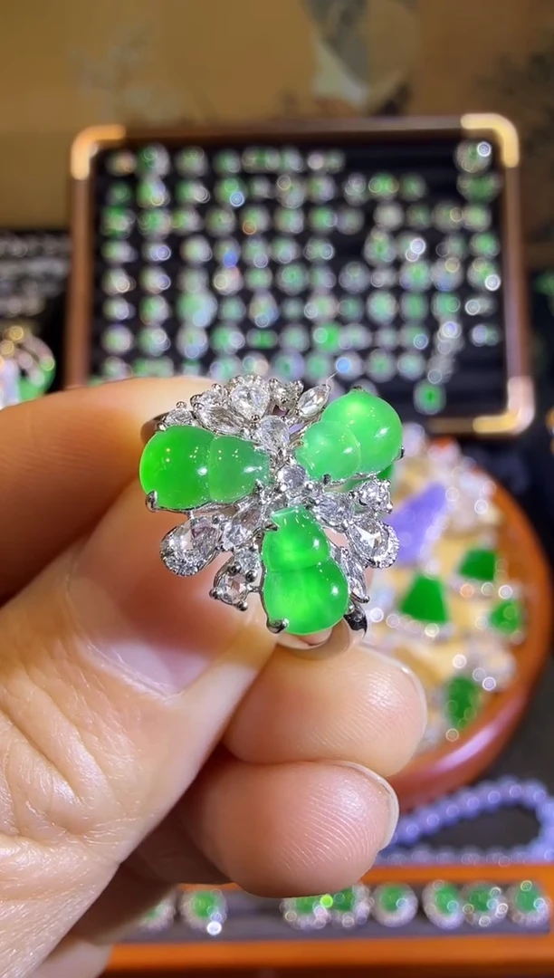 【闪购商品】翡翠戒指18K金镶嵌满绿葫芦