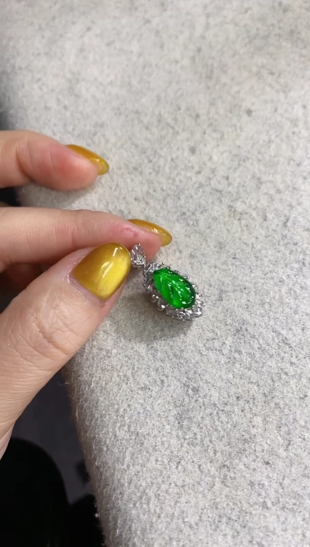【闪购商品】翡翠摆件18K金镶嵌力推叶子吊坠