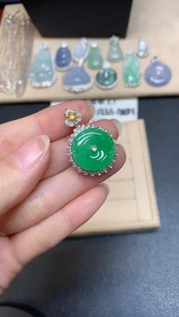 【闪购商品】翡翠颈饰18K金镶嵌平安扣【无服务费