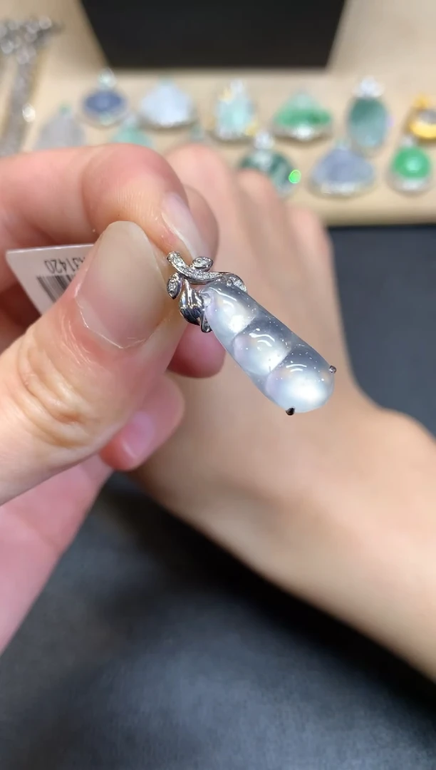 【闪购商品】翡翠颈饰18K金镶嵌福豆【无服务费】