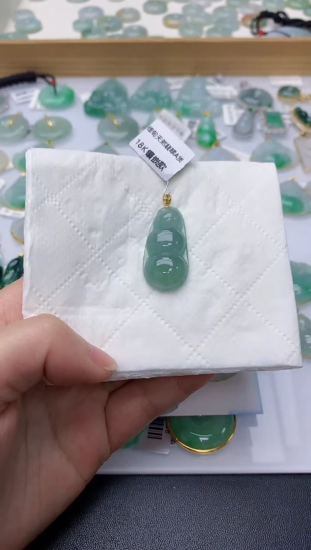 颈饰18K金镶嵌翡翠天然A货