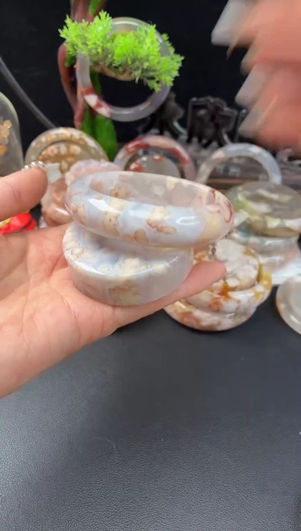 未镶嵌手镯（圆镯）石英质玉57