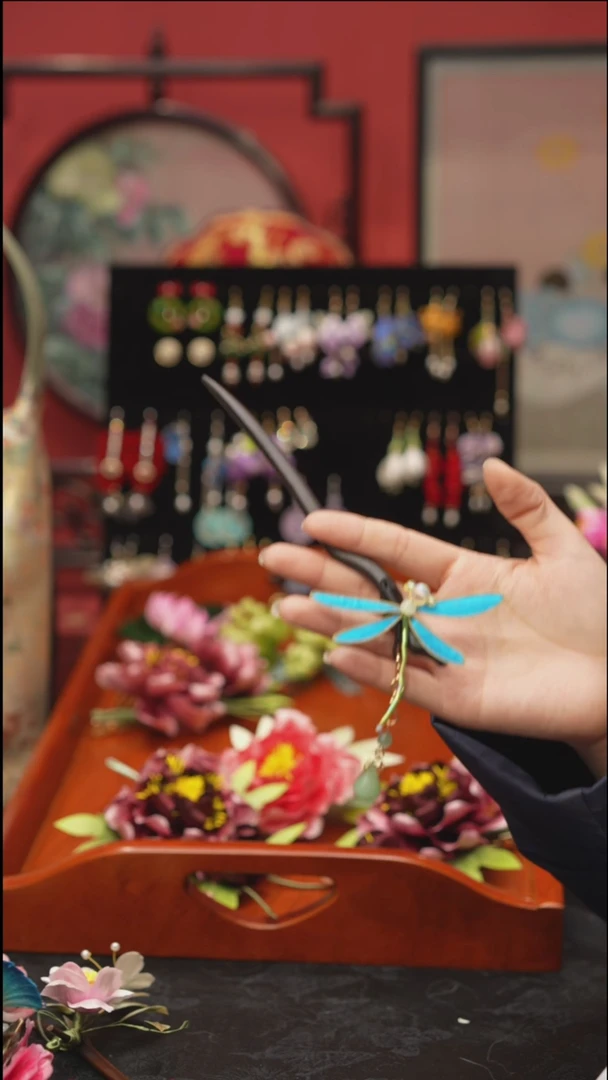 刺绣非遗绒花饰品