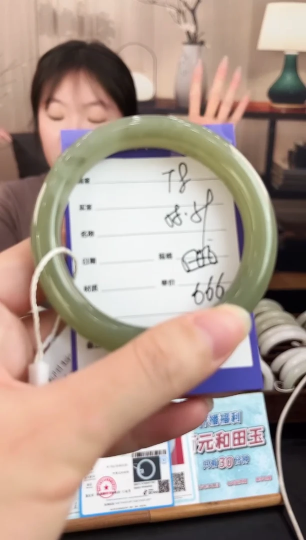 未镶嵌手镯和田玉T8微色差