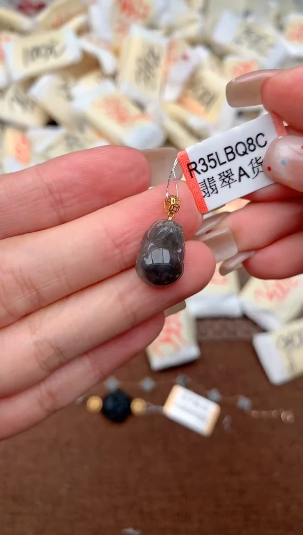 18K金镶嵌挂件翡翠一