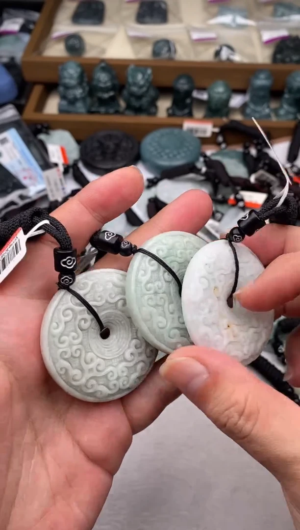 翡翠未镶嵌颈饰多样性发其一