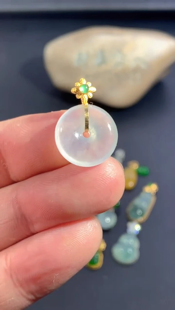 颈饰18K金镶嵌翡翠