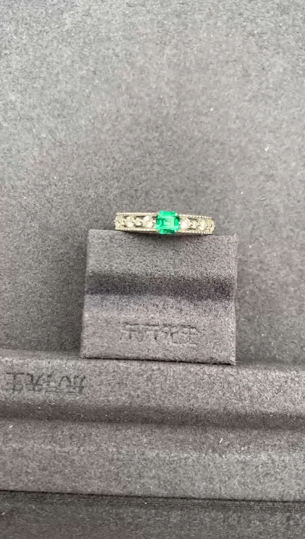 18K金镶嵌戒指祖母绿0.35ct祖母绿  GH  定制