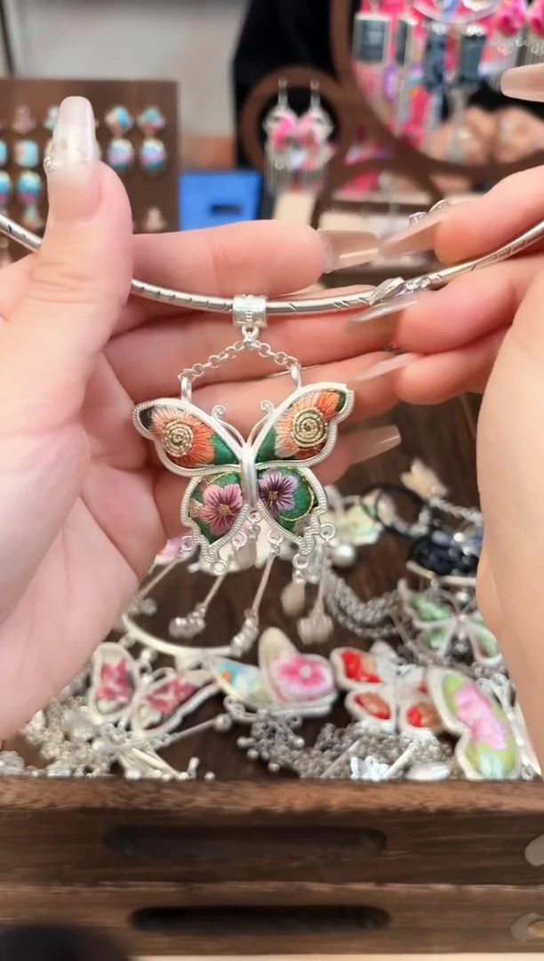 织绣非遗彩云南阁老绣饰品221