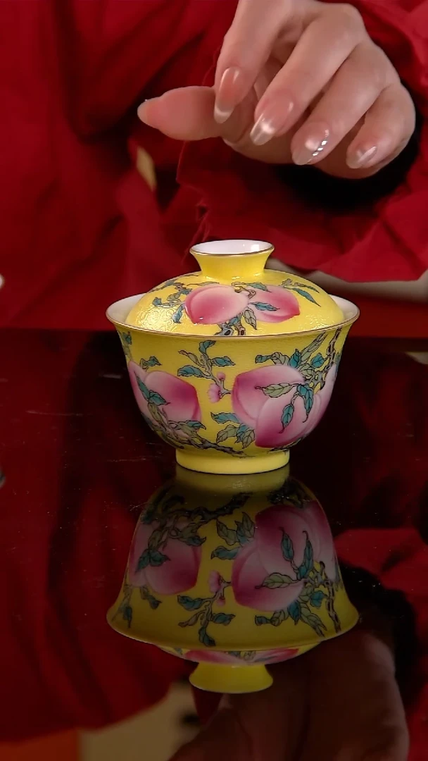 悟陶黄地耙花粉彩九桃盖碗