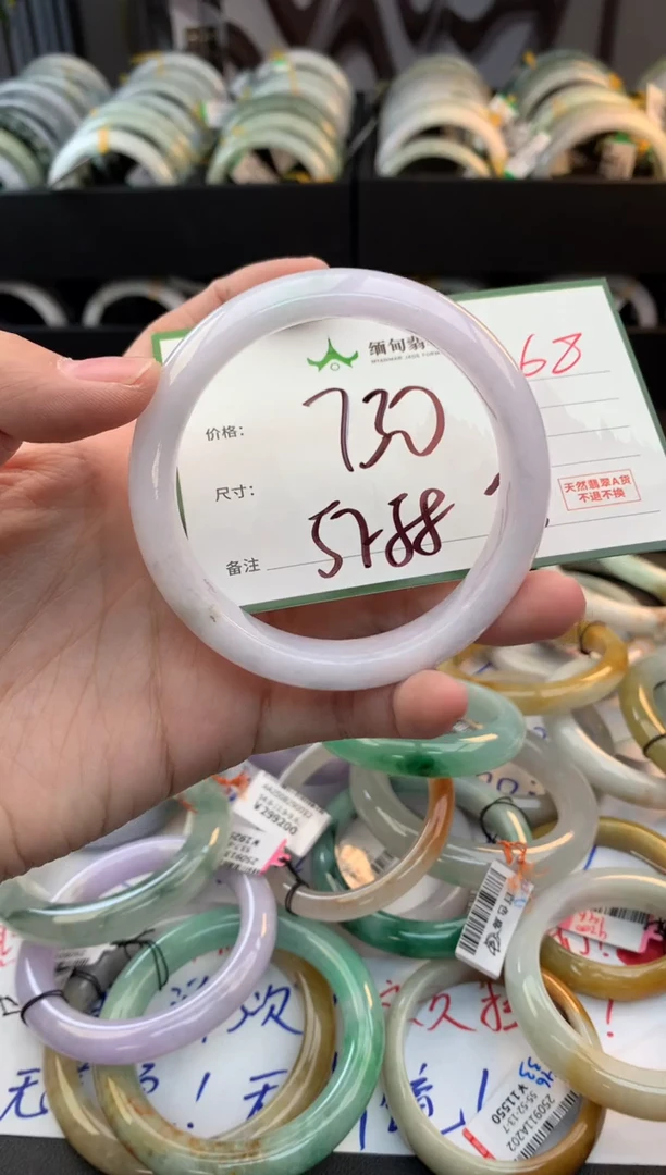 未镶嵌定制翡翠毛货需精细抛光+多人
