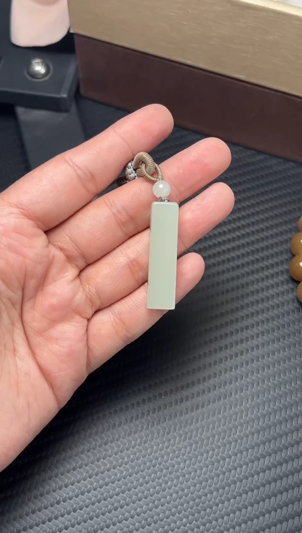 吊坠(赠链)未镶嵌和田玉且末微色差迪克兰一细吊坠
