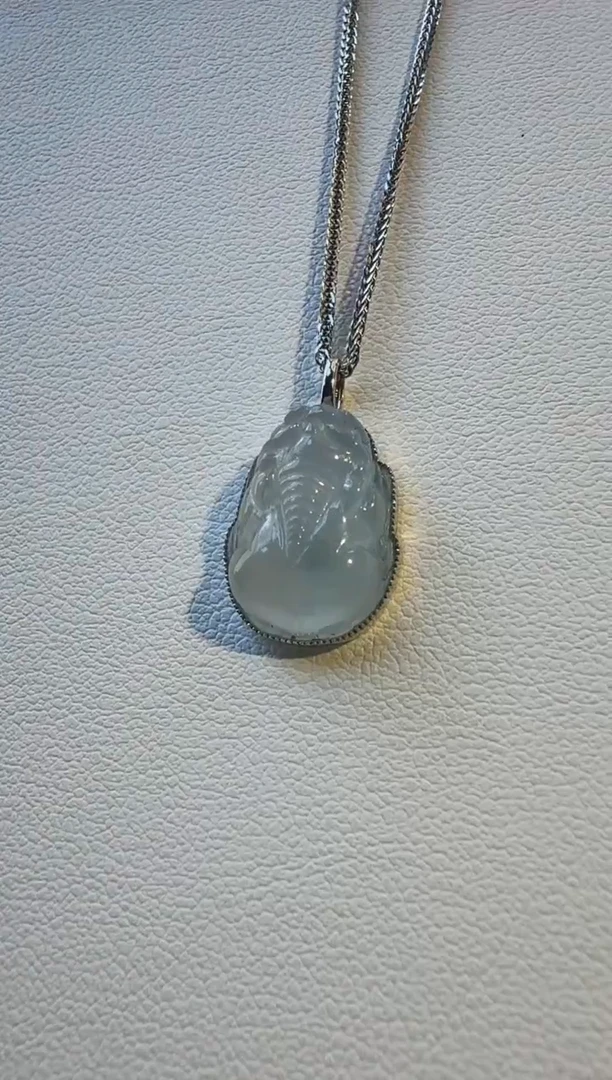 颈饰18K金镶嵌翡翠吊坠