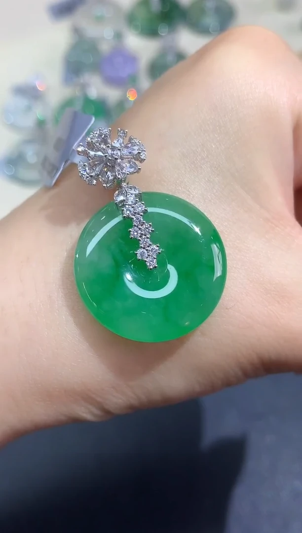 吊坠(不含链)18K金镶嵌翡翠吊坠(不含链)|28000