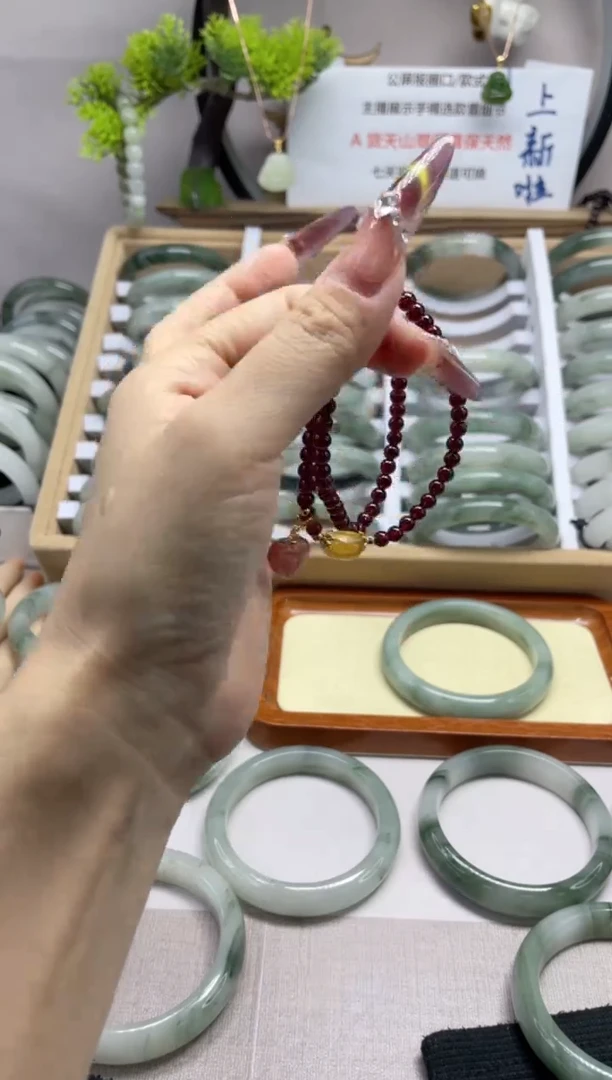 【闪购商品】石英质玉手链未镶嵌随机发货