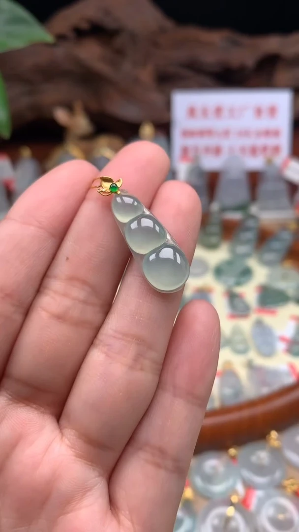 【闪购商品】翡翠吊坠(不含链)18K金镶嵌豆子