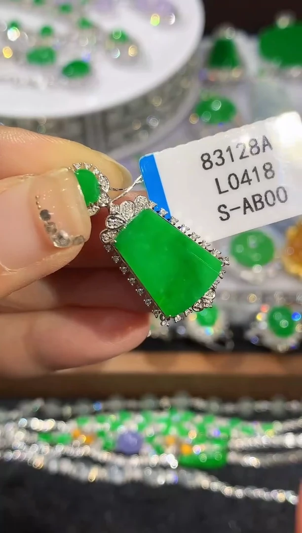 吊坠(不含链)18K金镶嵌翡翠多样性发其一