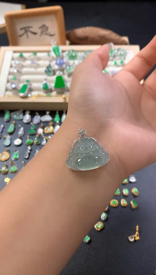 颈饰18K金镶嵌翡翠佛公