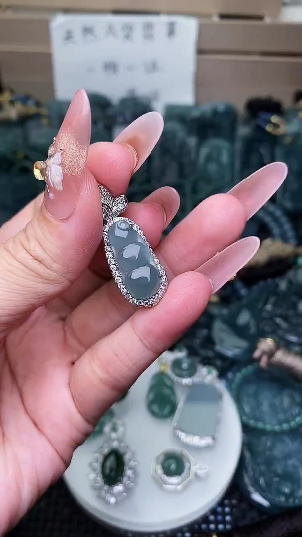 颈饰未镶嵌翡翠