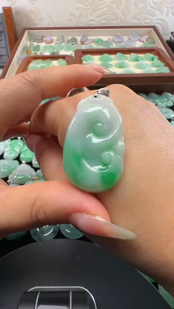 吊坠(不含链)18K金镶嵌翡翠如意