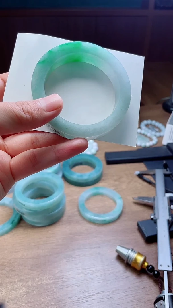 定制翡翠手镯未镶嵌绿**漫定制