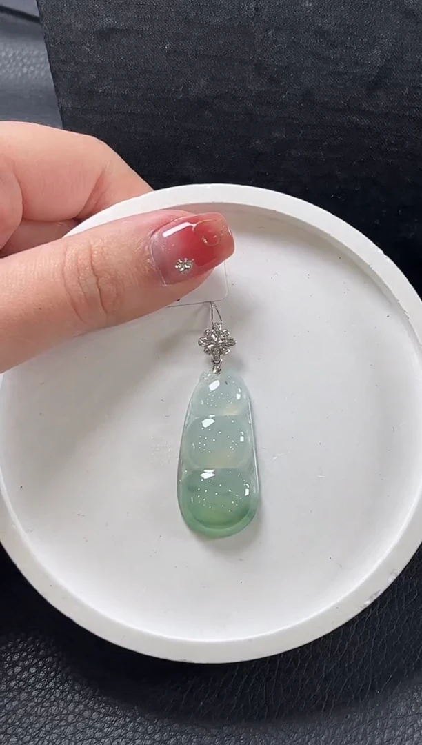 【闪购商品】翡翠颈饰18K金镶嵌豆豆