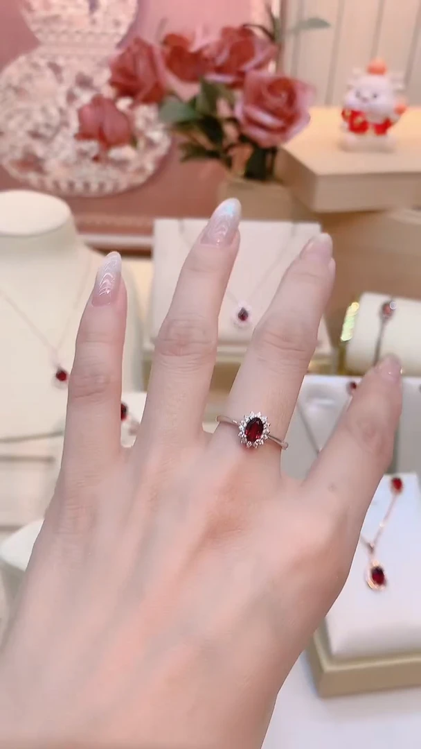 银S925镶嵌戒指石榴石小戴妃