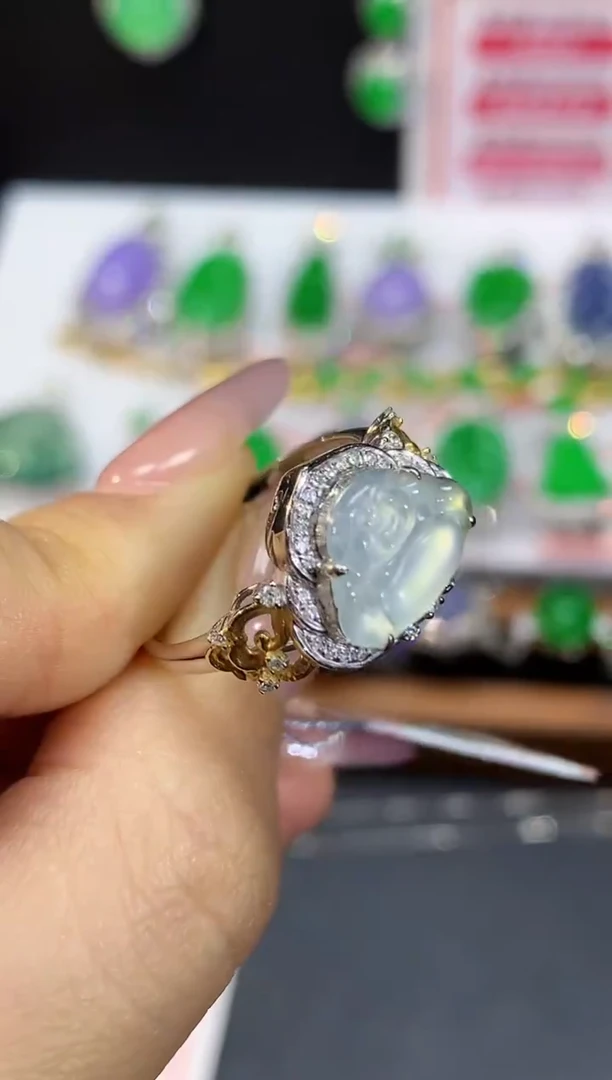 18K金镶嵌戒指翡翠多样性发其一