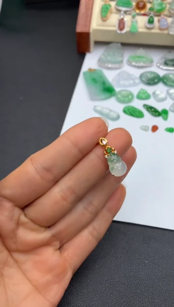 颈饰18K金镶嵌翡翠天然翡翠A货